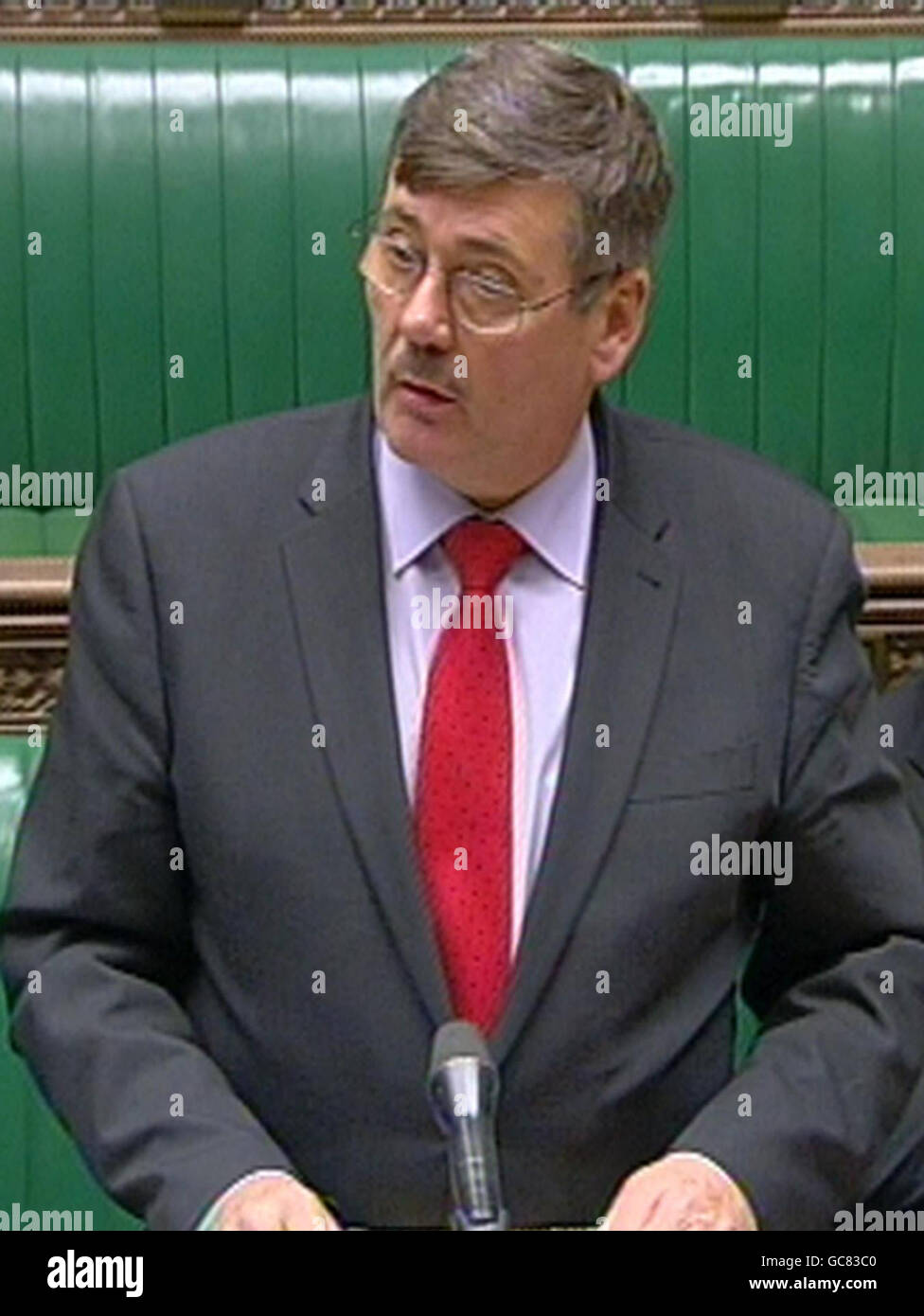 Verteidigungsminister Bob Ainsworth gibt im Unterhaus eine Erklärung zur Überprüfung von Nimrod ab. Stockfoto