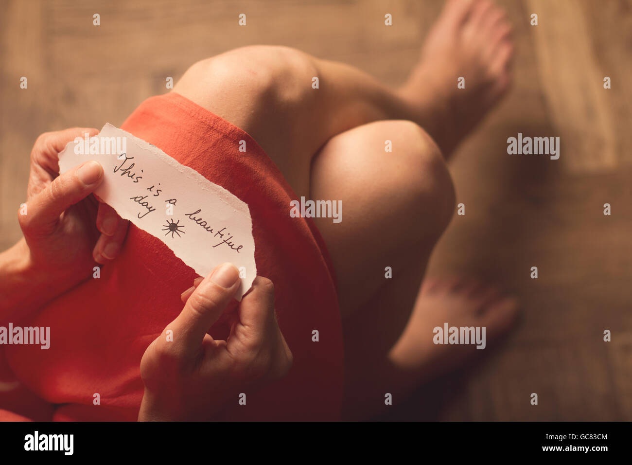 Draufsicht der Frau in rosa Kleid hält eine Papier-Nachricht mit dem Text ist ein schöner Tag Stockfoto