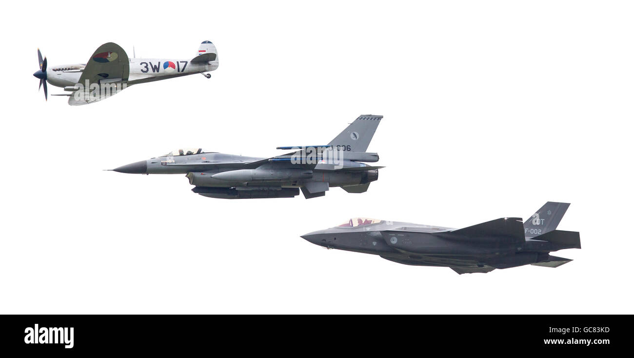 LEEUWARDEN, Niederlande - 11. Juni 2016: F-35 Lightning II, f-16 und Spitfire Vorbeiflug am königlichen niederländischen Luftwaffe Tage Stockfoto