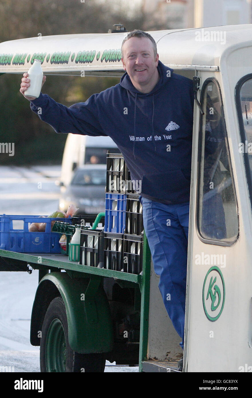 Milchmann des Jahres. Ian Kay von Kays Daries in Wigan auf seiner Route heute Morgen, nachdem er zum Milchmann des Jahres ernannt wurde. Stockfoto