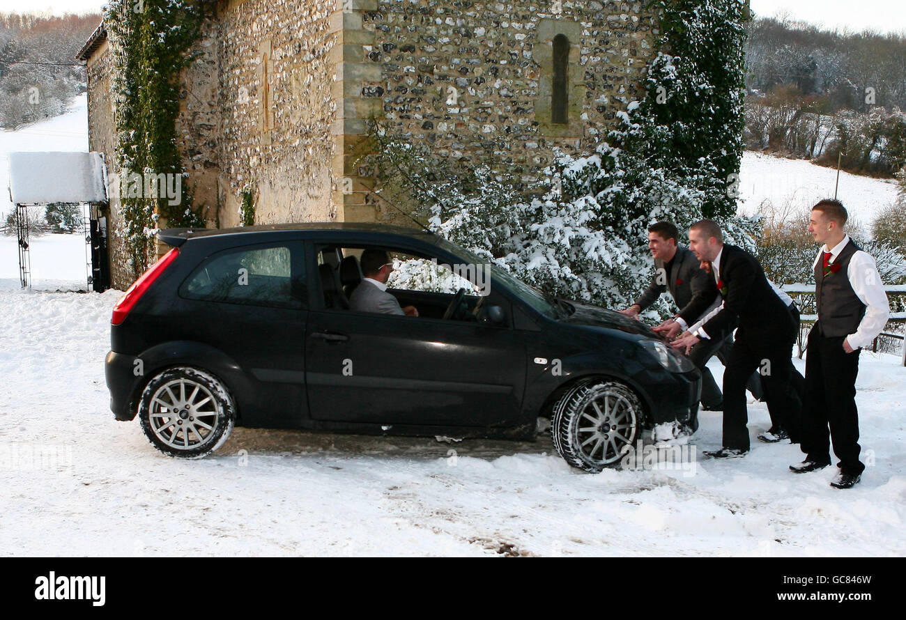 Hochzeitsgäste haben Probleme mit dem Auto, als sie die Hochzeit von Karen Rawlins und Jonathan Lee in der Old Church im Lost Village in Dode, Kent, verlassen. Stockfoto