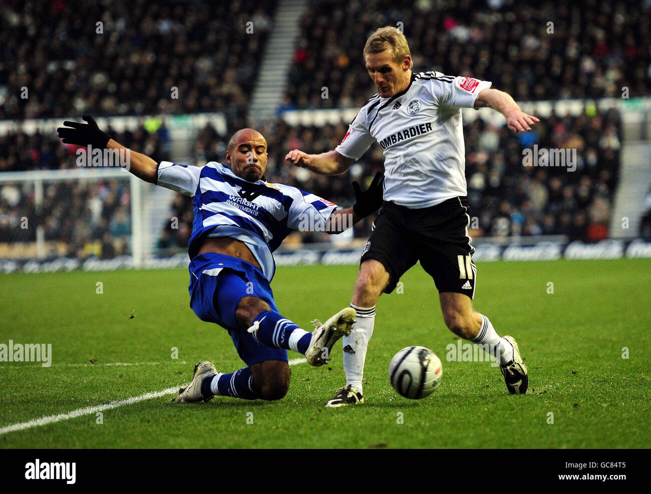 Derby's Gary Teale im Einsatz mit Doncaster's James Chambers während des Coca-Cola Championship Spiels im Pride Park, Derby. Stockfoto