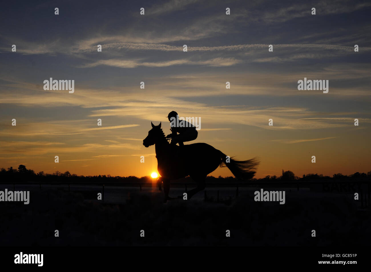 Pferderennen - Rennbahn Lingfield. Ein Läufer geht zum letzten Rennen, wenn die Sonne auf der Lingfield Racecourse, Lingfield, untergeht. Stockfoto