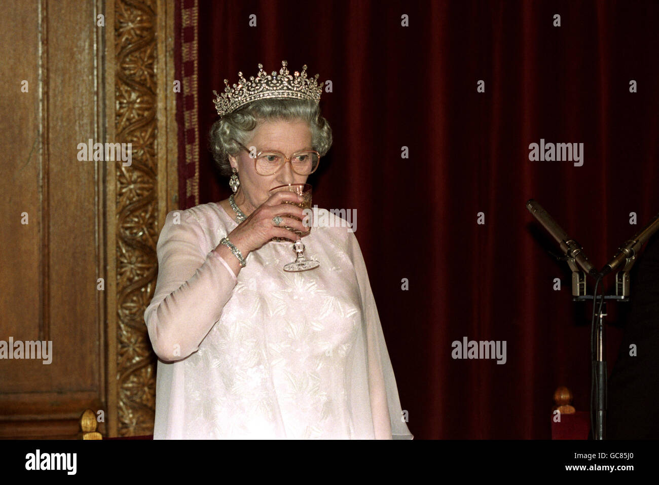 Königin Elisabeth II. Hat während ihres Staatsbesuchs beim Staatsbankett im Budapester Parlament das ungarische Volk getoast. Stockfoto