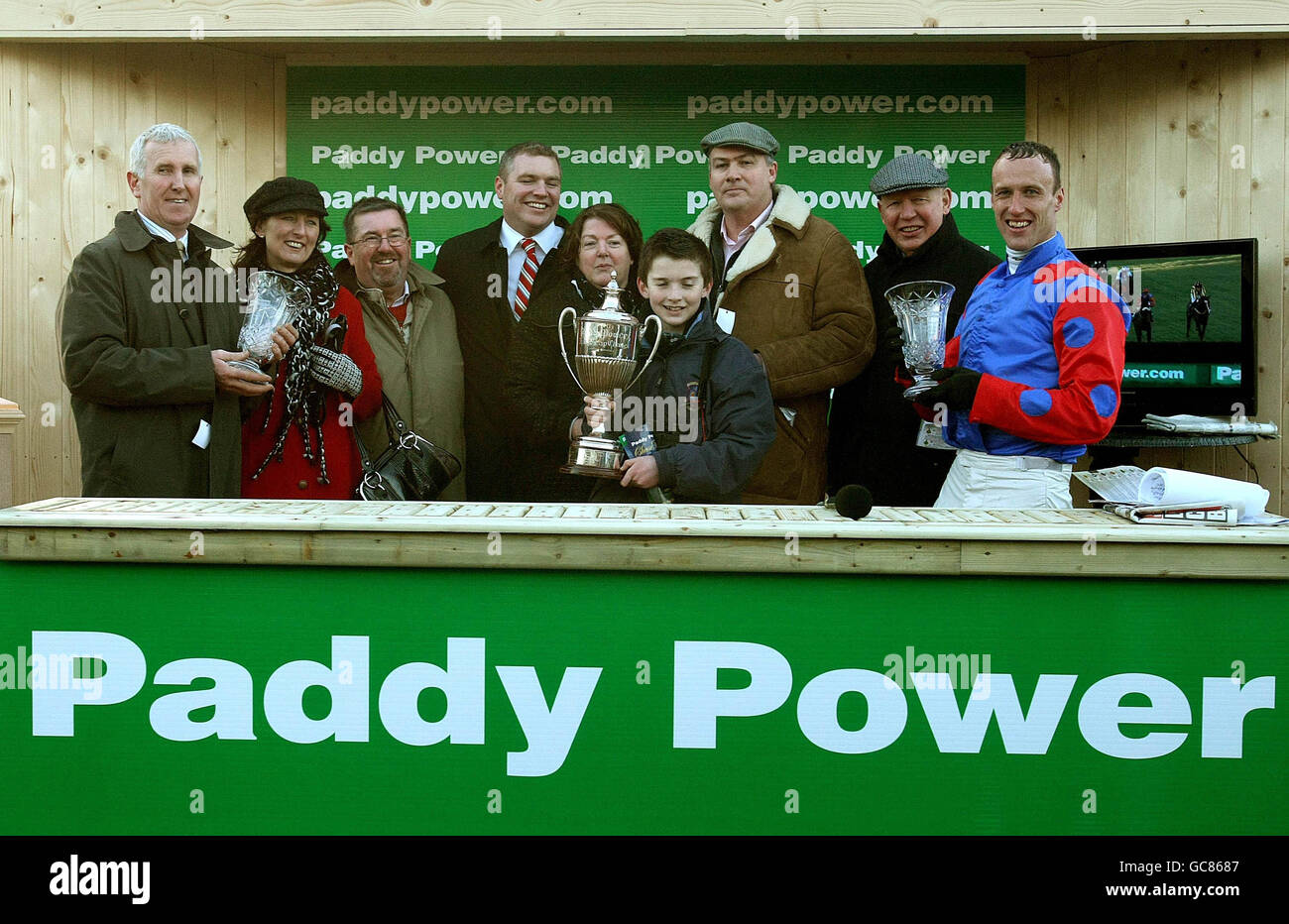 Die Gewinnergruppe feiert die Oscar-Zeit, die Robbie Powers (rechter) Sieg in der Paddy Power Steeplechase während des Weihnachtsfestivals auf der Leopardstown Racecourse, Dublin, Irland, zu feiern hat. Stockfoto