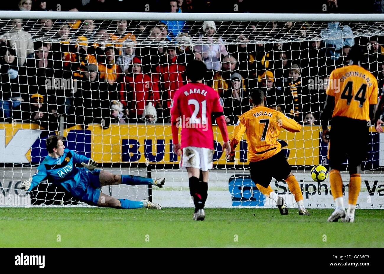 Craig Fagan von Hull City erzielt den Ausgleich vom Strafplatz, nachdem Rafael Da Silva von Manchester United eine Strafe für eine unfaire Herausforderung auf Jozy Altidore von Hull City verhängt hat. Stockfoto