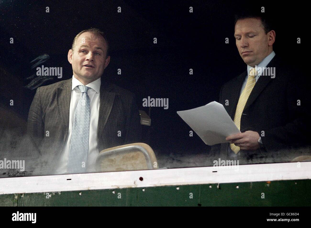 Schottland-Trainer, Andy Robinson (links) und der ehemalige Nationalspieler Andy Nicol (rechts) beobachten das Spiel der Magners League in der Firhill Arena, Glasgow. Stockfoto