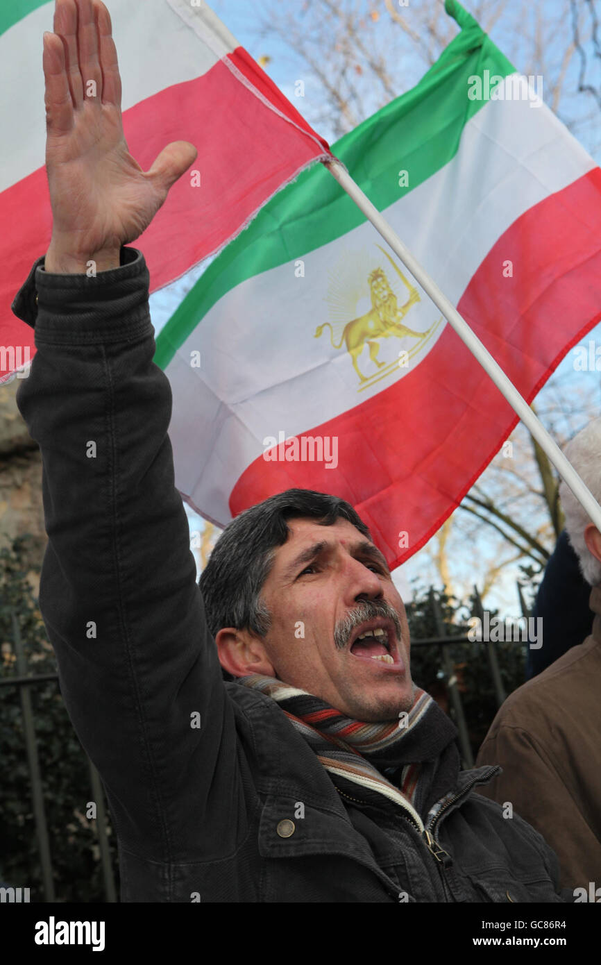 Unterstützer der Volksmudschaheddin Organisation des Iran (PMOI) versammeln sich vor der iranischen Botschaft in London, um die Proteste des iranischen Volkes und Forderungen nach einem Regimewechsel im Iran zu unterstützen. Stockfoto