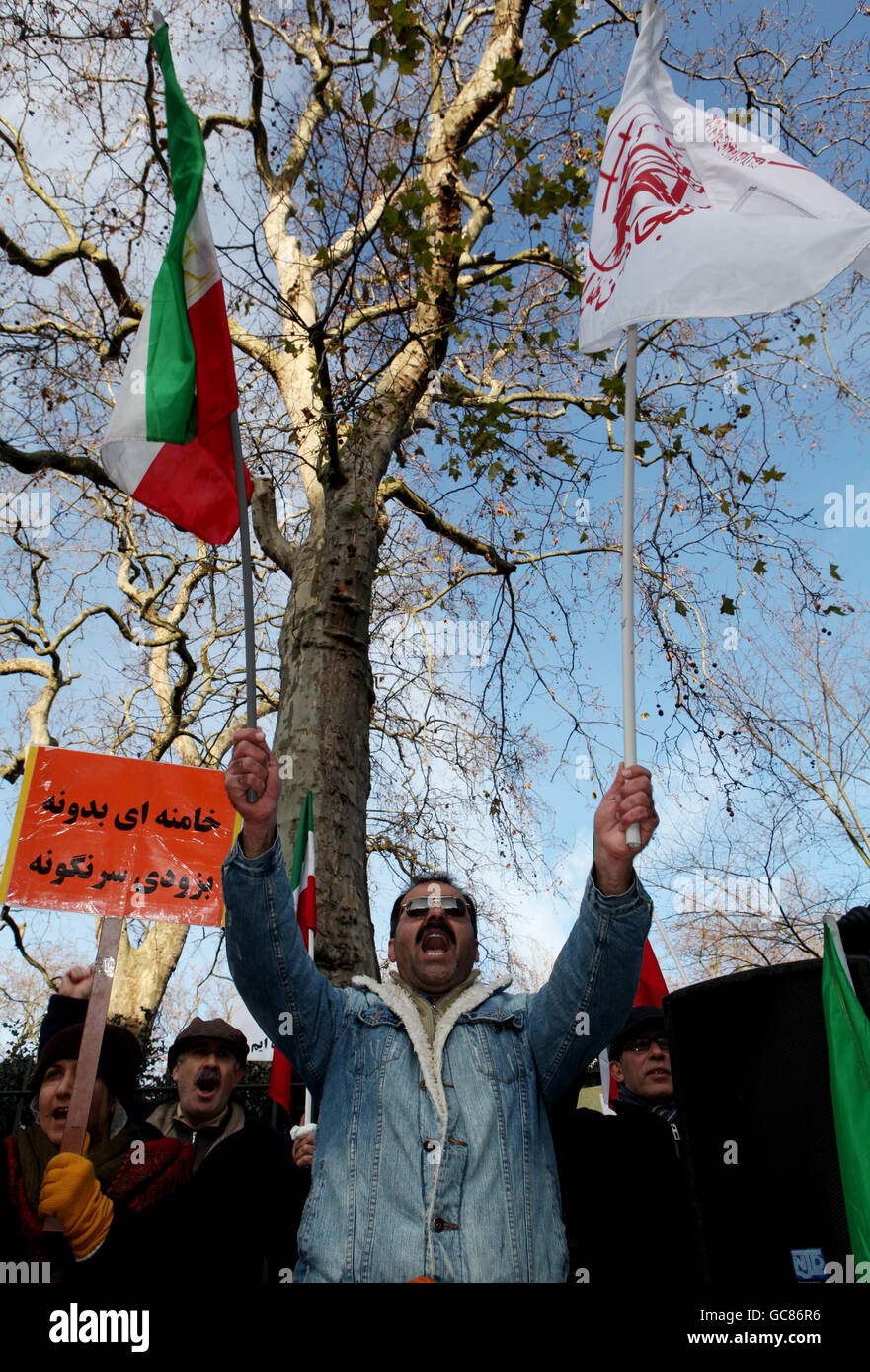 Unterstützer der Volksmudschaheddin Organisation des Iran (PMOI) versammeln sich vor der iranischen Botschaft in London, um die Proteste des iranischen Volkes und Forderungen nach einem Regimewechsel im Iran zu unterstützen. Stockfoto