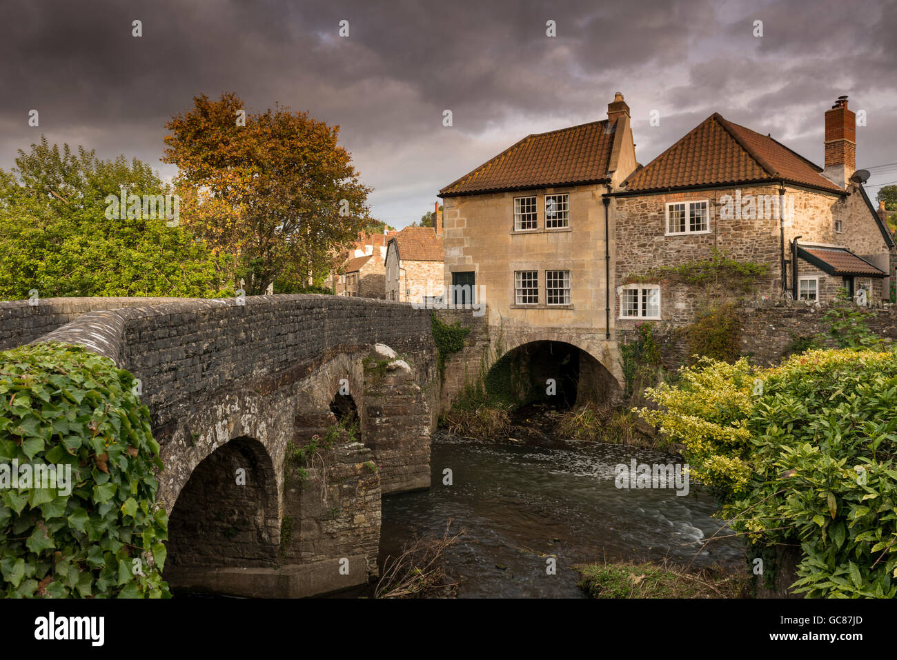 Alte Steinbrücke über den Fluss Kauen in Pensford, Somerset, Großbritannien Stockfoto