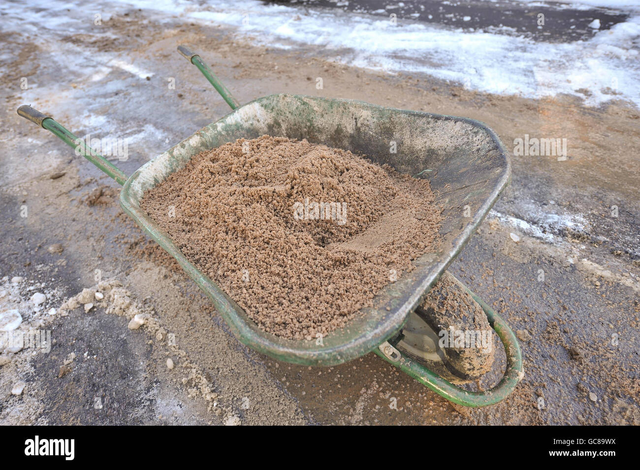 Eine Schubkarre voller Dreck auf der Kensington Park Road in Brislington, Bristol, als Bristol Water versuchte, eine berstende Wasserleitung zu reparieren, die die Straße überflutete. Stockfoto