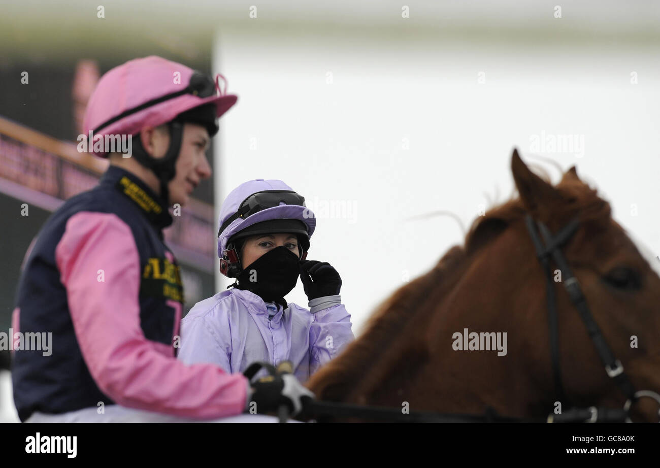 Jockey Hayley Turner zieht ihren Gesichtsschutz auf der Lingfield Racecourse hoch. Stockfoto