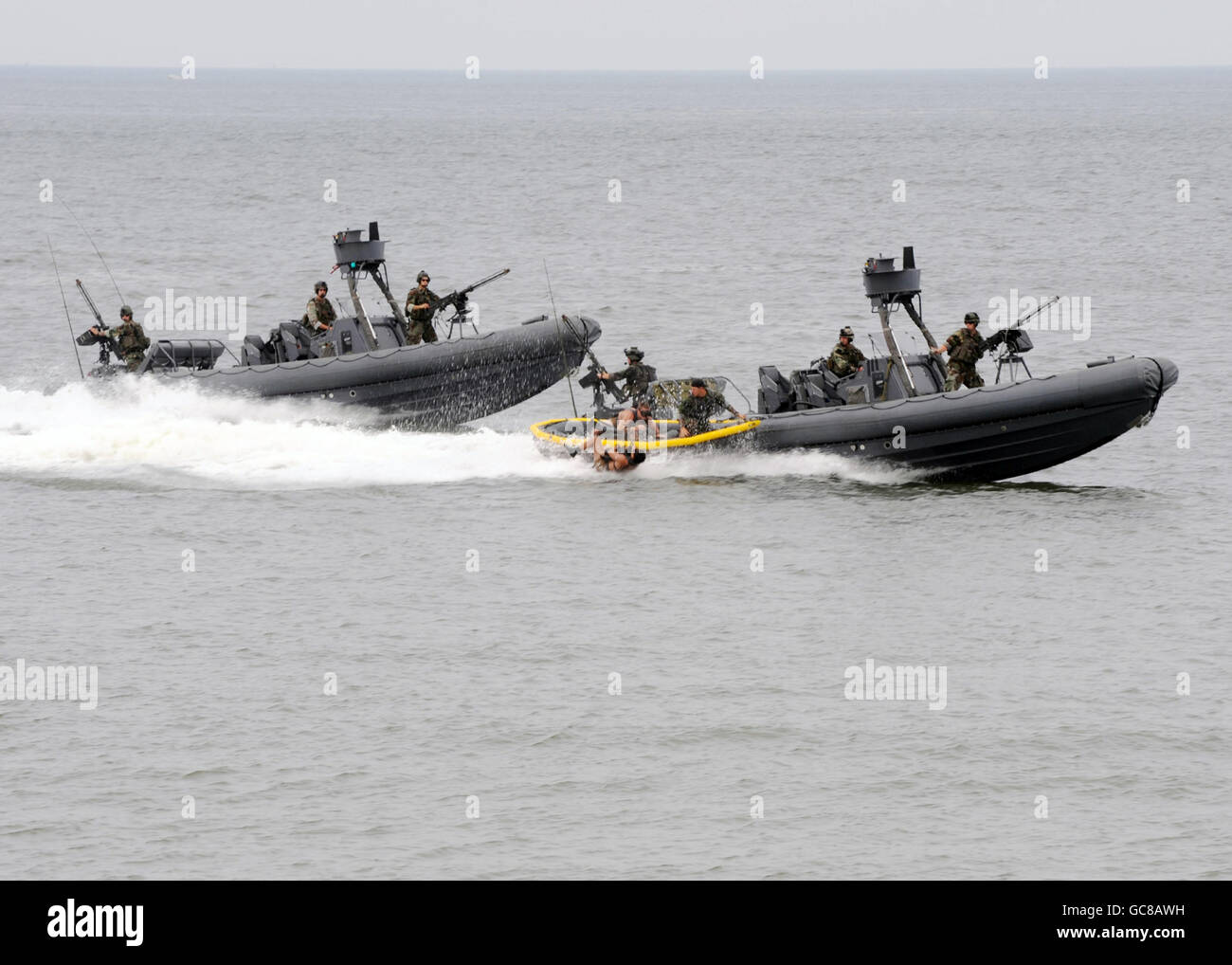 U.S. Navy SEALS in einem Special Warfare Combatant-Craft-Exit ins Wasser während einer simulierten Strand Angriff Übung auf gemeinsame Expeditionary Base Little Creek 17. Juli 2010 in Fort Story, Virginia. Stockfoto