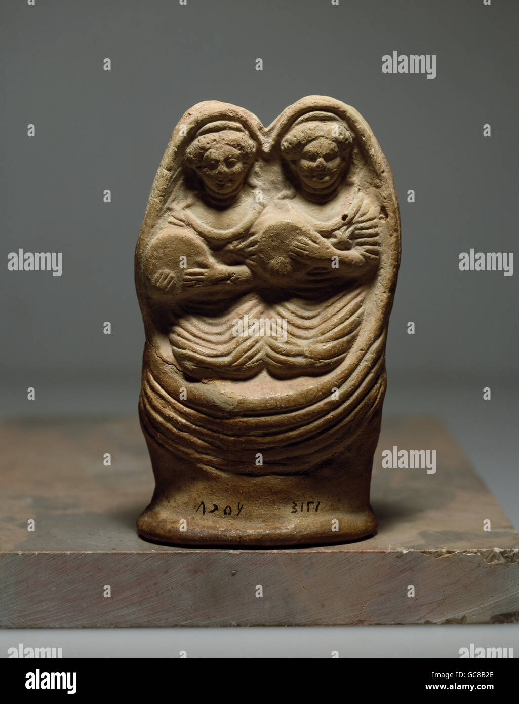 Bildende Kunst, antike, Römisches Reich, Skulptur, zwei Frauen mit Tamburin, Lehm, Salamiya, Syrien, 2. Jh., Nationalmuseum in Damaskus Stockfoto