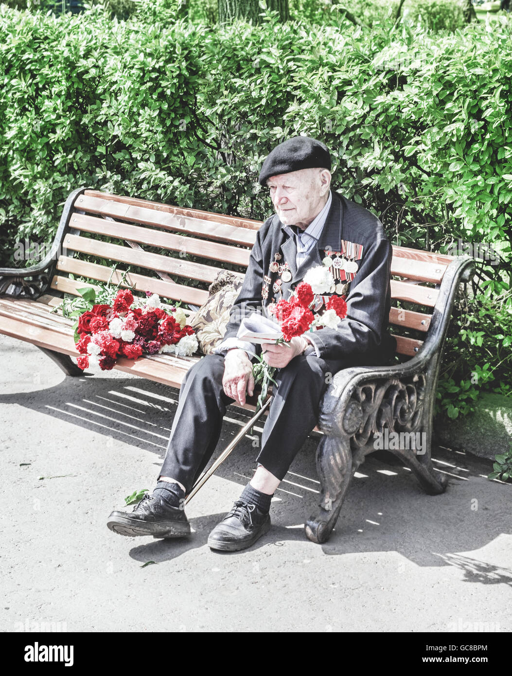 Moskau, Russland - 9. Mai 2015: Veteran des großen Vaterländischen Krieges der Sowjetunion, Geschichte Mann und Held im Urlaub vom 9. Mai in Gorki Stockfoto