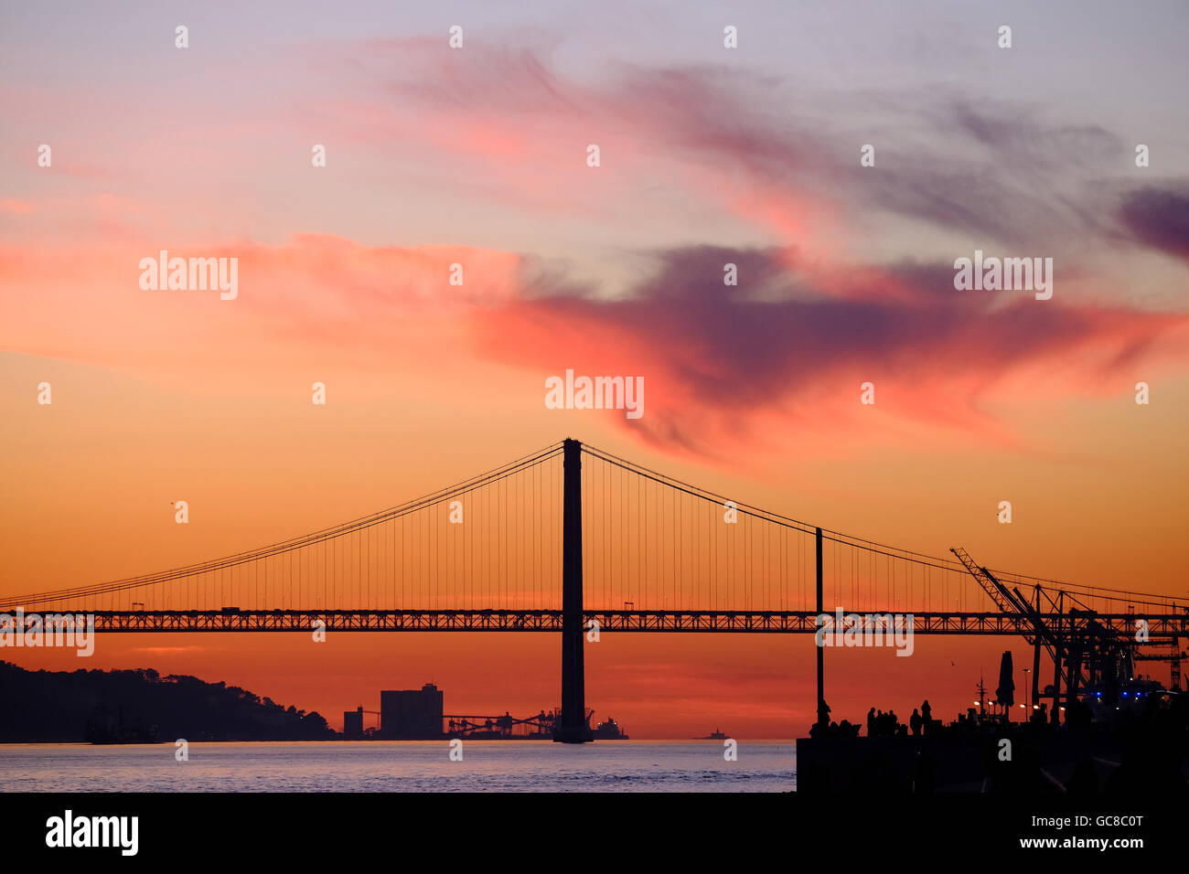 Ponte 25 de Abril.  Lissabon. Mit einer Gesamtlänge von 2.277 m ist es der 27. größte Hängebrücke der Welt. Stockfoto