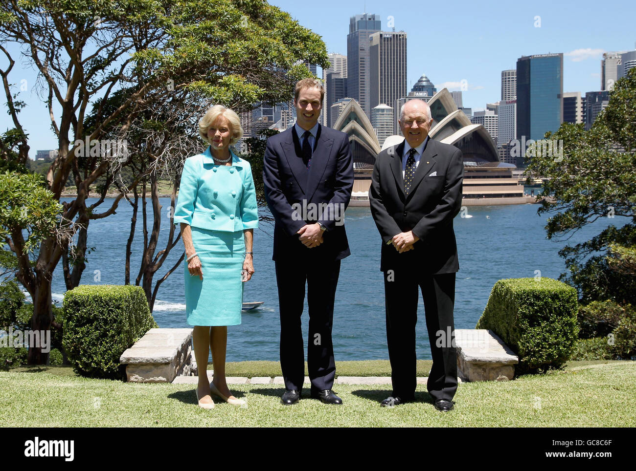 Prinz William (Mitte) trifft sich mit Australiens Generalgouverneur, ihrer Exzellenz Quentin Bryce, und ihrem Mann, seiner Exzellenz Michael Bryce, im Garten des Admiralty House während eines Besuchs in Sydney, Australien, nachdem er von Neuseeland aus zu einem inoffiziellen dreitägigen Besuch eingeflogen ist. Stockfoto