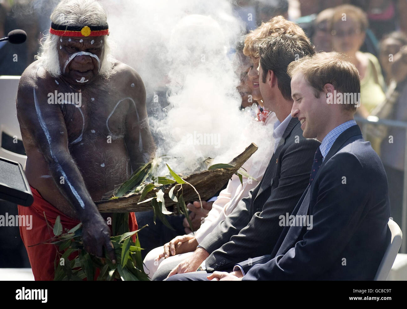 Prinz William kommt im Redfern Community Centre in Redfern, Sydney an, wo ihn 'Onkel Max' - ein lokaler Aborigines - mit einer traditionellen Rauchzeremonie begrüßte. Der Prinz kam in Sydney, Australien an, nachdem er heute aus Neuseeland zu einem inoffiziellen dreitägigen Besuch geflogen war. Stockfoto