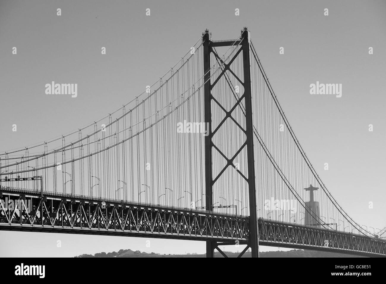 Mit Christus-Statue im Hintergrund Lissabon Hängebrücke Ponte 25 de Abril 27. größte Hängebrücke der Welt Stockfoto