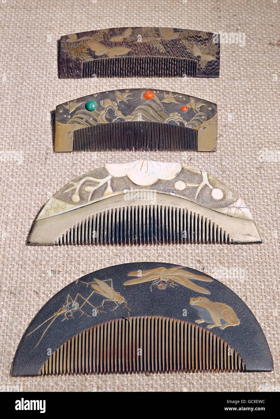 feine Künste, Japan, Laquer Ware, Kämme, Holz und Lack, 2. Hälfte 19. Jahrhundert, Museum Für Angewandte Kunst, Wien, dritte von oben: Kamm, Horn, vermutlich Deutsch, ca. 1906, Schmuckmuseums Pforzheim Stockfoto