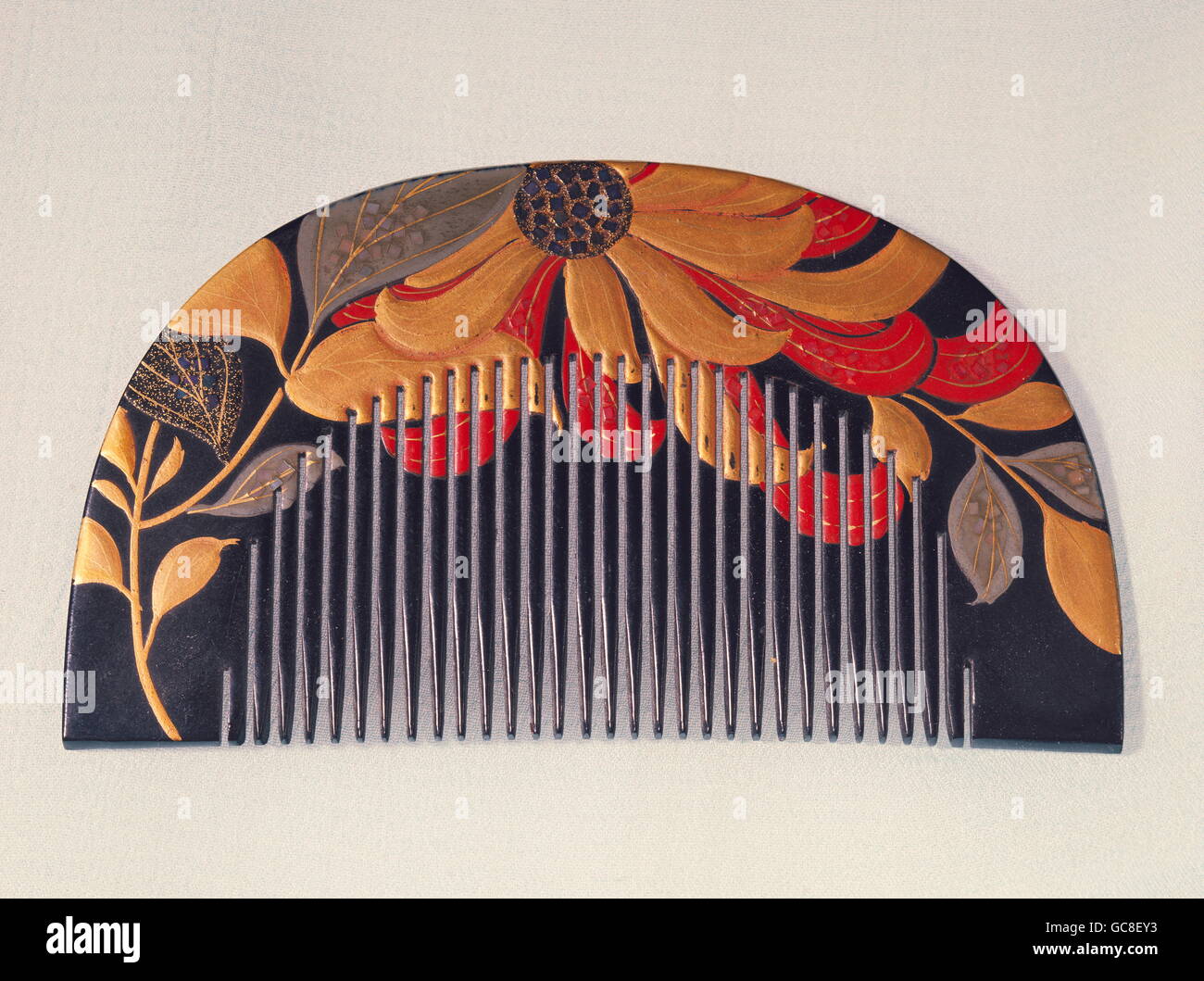 Bildende Kunst, Japan, Laquer Ware, Kamm mit Lack Malerei und Perlmutt, 19. Jh., Privatsammlung, Stockfoto