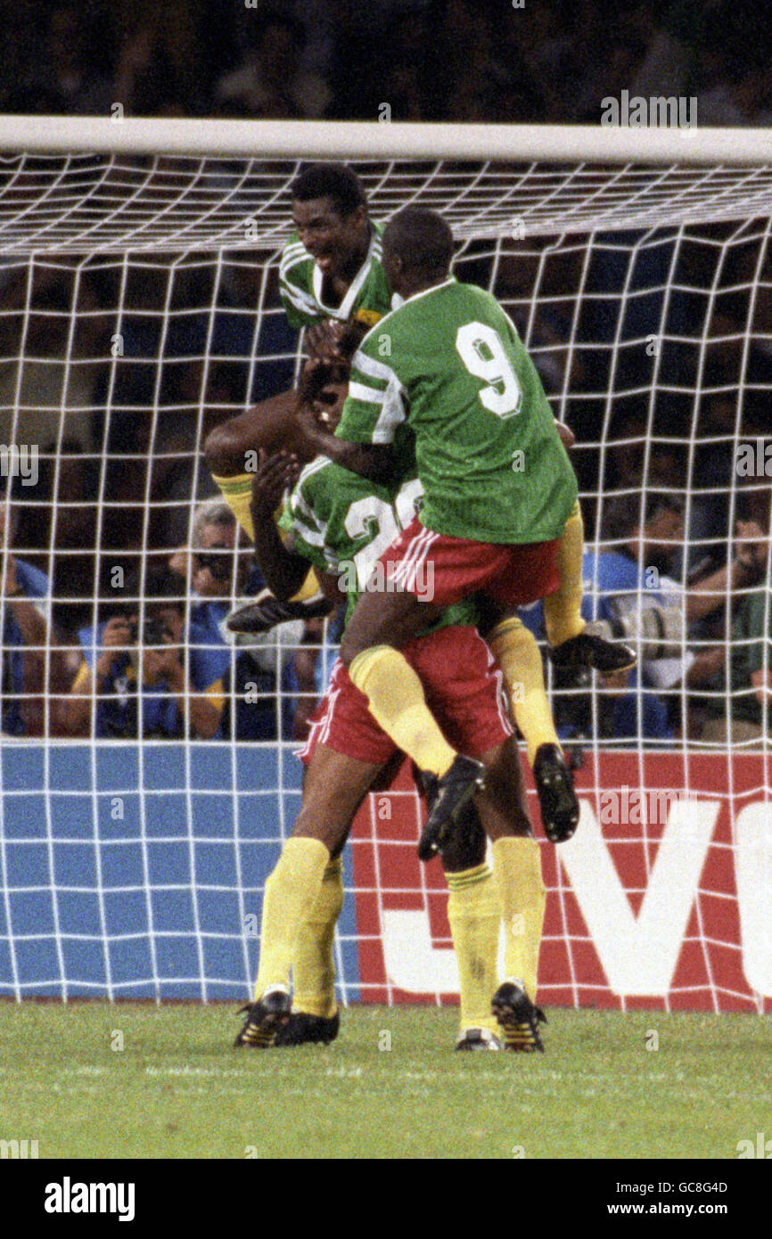 Fußball - WM Italia 1990 - Viertelfinale - England gegen Kamerun - Stadio San Paolo. Roger Milla (9) nimmt an den Feierlichkeiten in Kamerun Teil, nachdem sie die Führung übernommen hatte Stockfoto