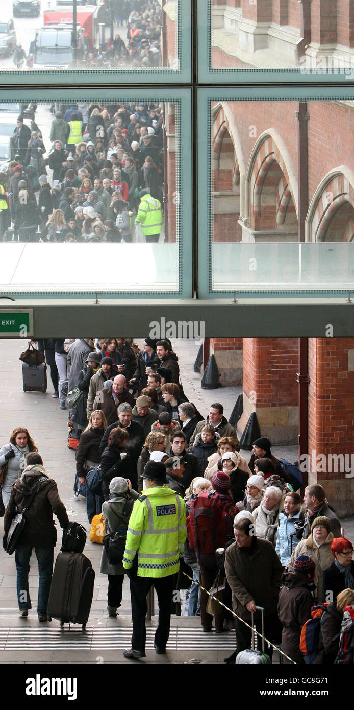 Eurostar-Passagiere stehen vor dem Bahnhof St. Pancras in London in der Schlange, da Eurostar nach Tagen der Annullierung aufgrund von schlechten Wetterbedingungen weiterhin einen begrenzten Service bietet. Stockfoto