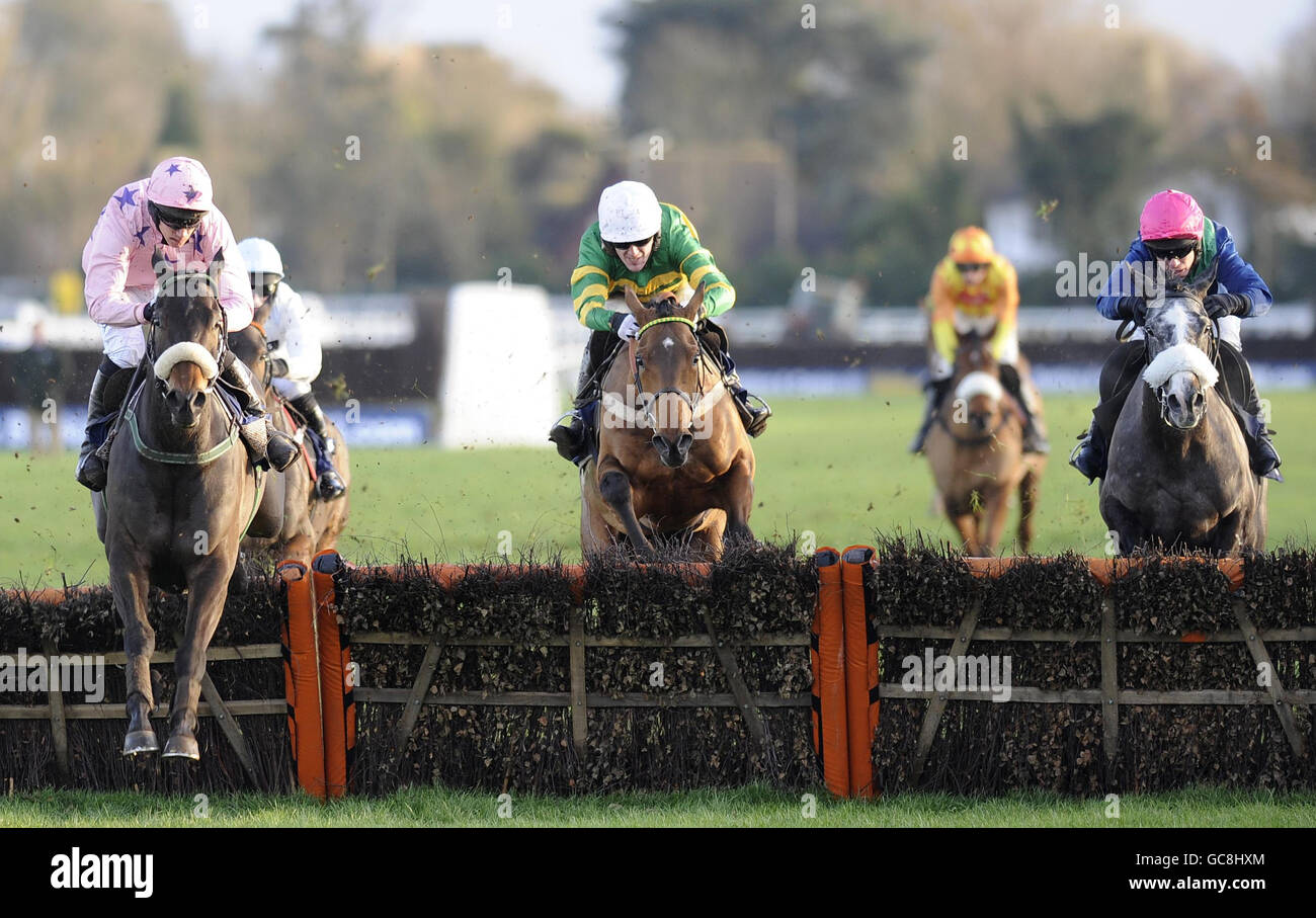 Go Native und Davy Condon (links) springen als Letzter und gewinnen die Weihnachts-Hürde williamhill.com beim William Hill Winter Festival auf der Kempton Park Racecourse, Middlesex. Stockfoto