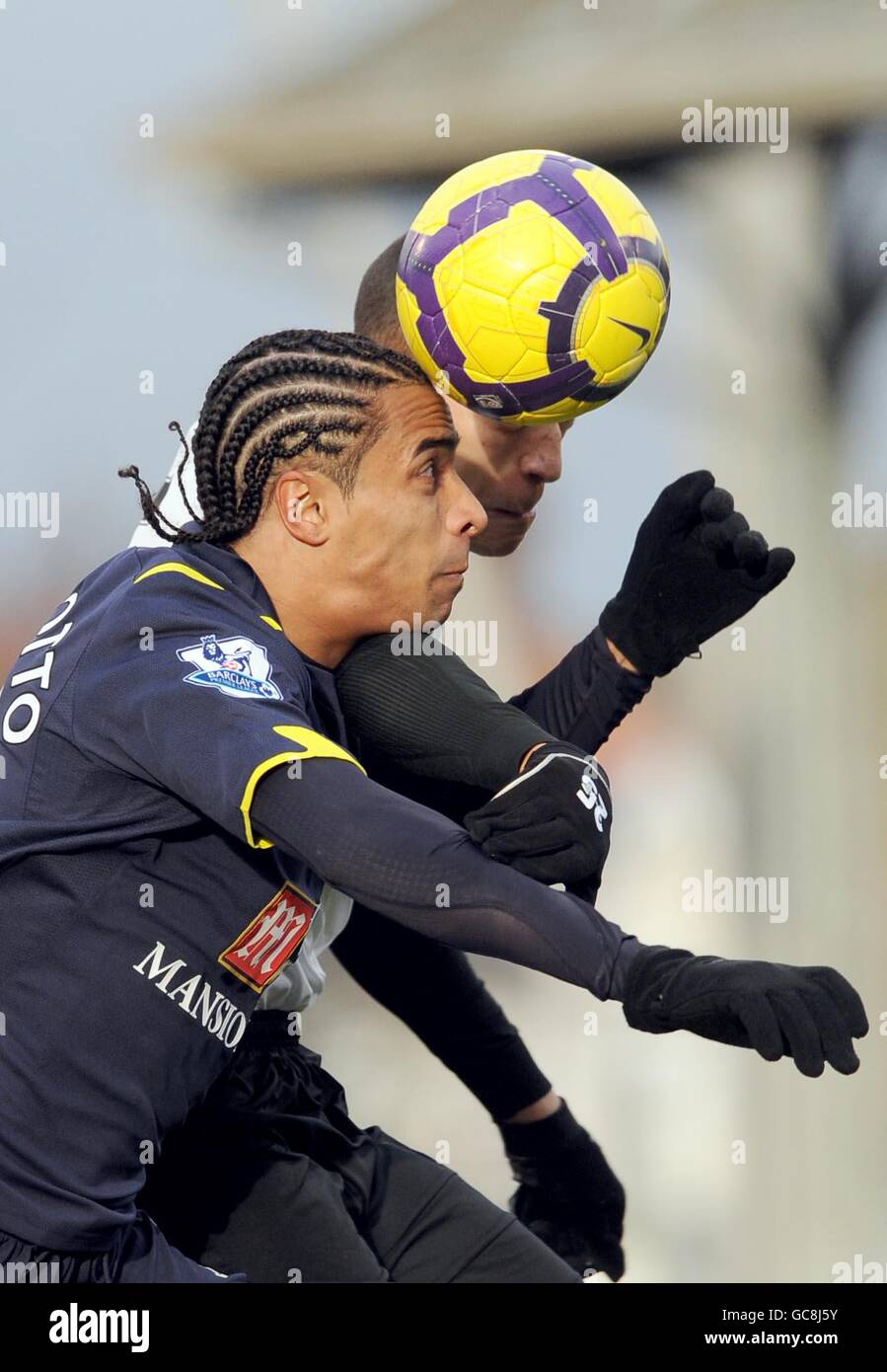 Fulham's Bobby Zamora (rechts) und Tottenham Hotspur's Benoit Assou-Ekotto (links) in Aktion während des Barclays Premier League Spiels in Craven Cottage, London. Stockfoto