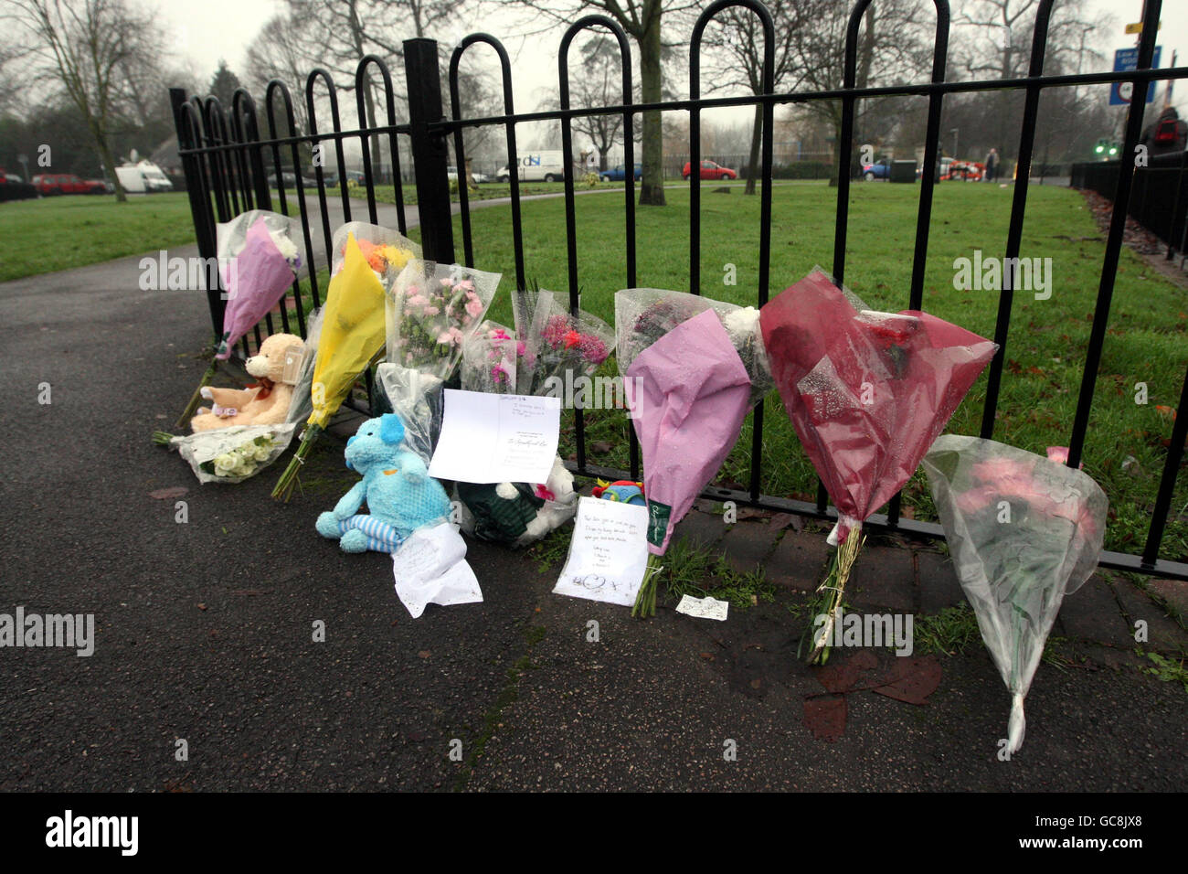 Trauernde hinterlassen Blumen an der Stelle, an der ein vierjähriges Mädchen und ihr Vater gestern tot in einem Haus in Aldershot, Hampshire, gefunden wurden. Stockfoto