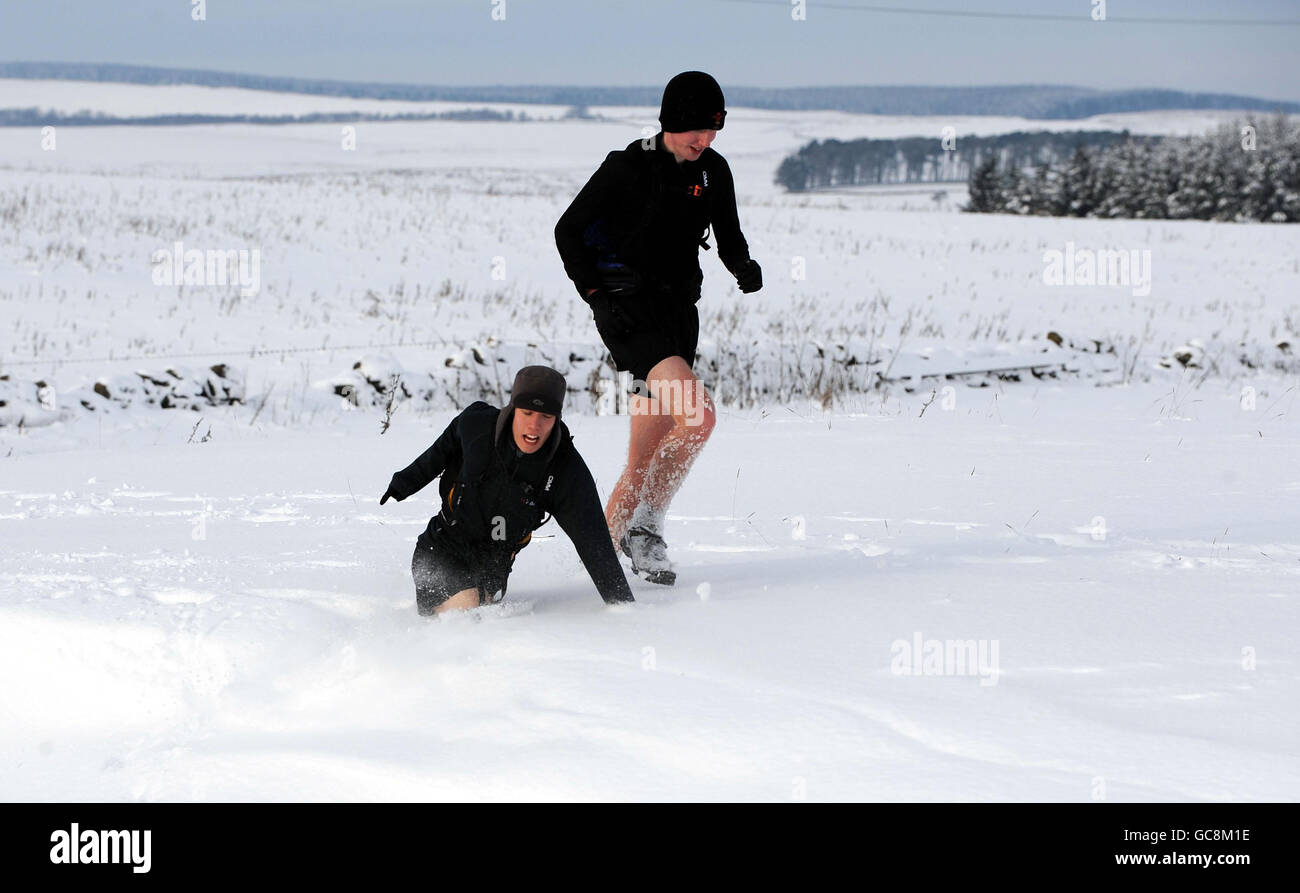 Zwei Läufer, die kurze Hosen tragen, trotzen den minus 8C Bedingungen in der Nähe von Chollerford, Northumberland. Stockfoto