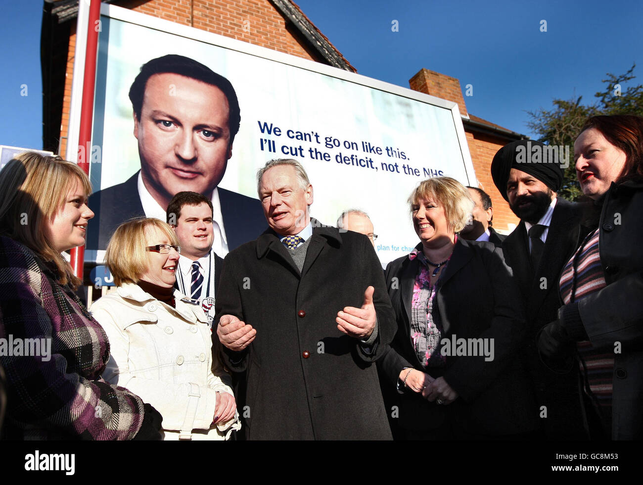 Minister Francis Maude, Minister des Schattenkabinetts, trifft während eines Besuchs in Shirley in den West Midlands auf potenzielle konservative Kandidaten für die bevorstehenden Parlamentswahlen. Stockfoto