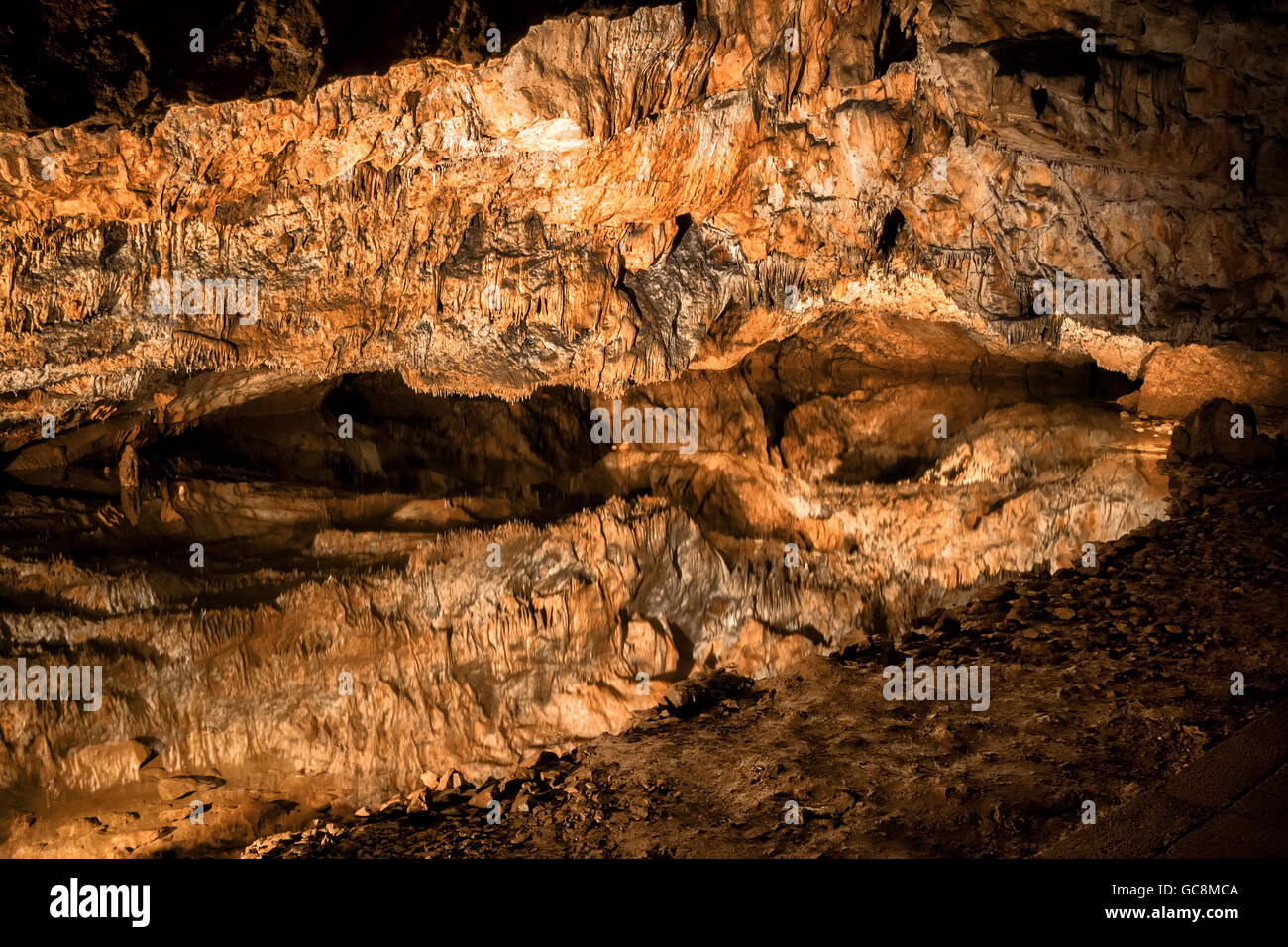 Baradle Höhle in Aggtelek Nationalpark in Hungury. Stalaktiten und Stalagmiten in einer Höhle Stockfoto