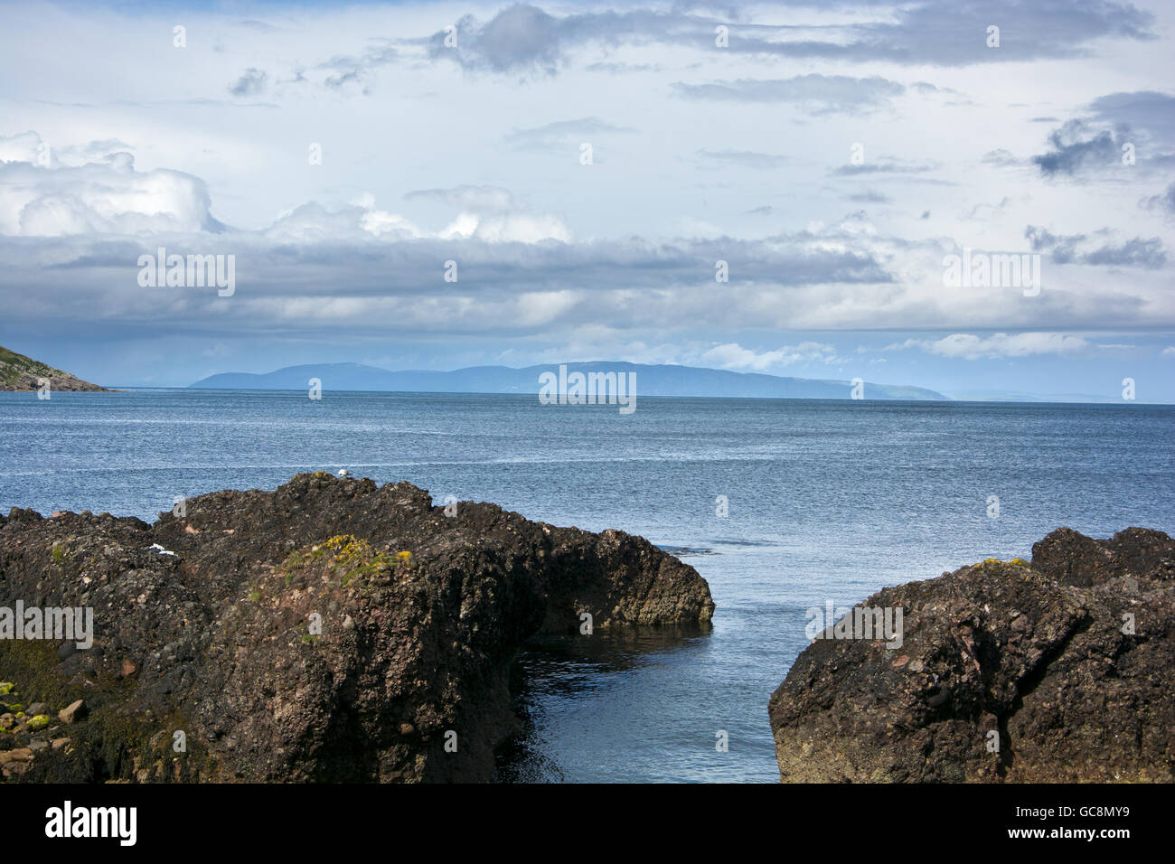 Cushendun Bucht in Richtung Schottland Mull von Kintyre suchen Stockfoto