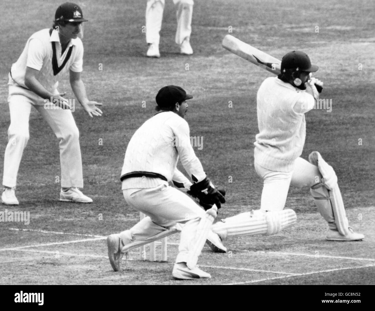 Cricket - England gegen Australien - Australien auf den Britischen Inseln 1981 (2. Test) - zweiter Tag - Lord's Cricket Ground. Der englische Batsman Peter Willey in Aktion, während der Wicket-Keeper Rod Marsh das Wicket bedeckt Stockfoto