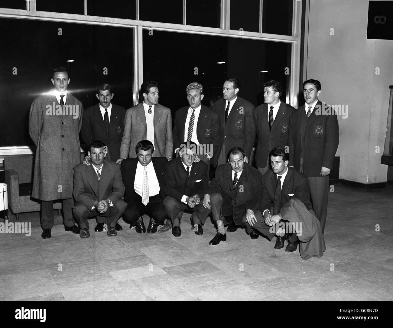 Luis Carniglia, unterste Reihe, zweite rechts, kommt mit dem FC Nizza am Flughafen Heathrow an. Stockfoto