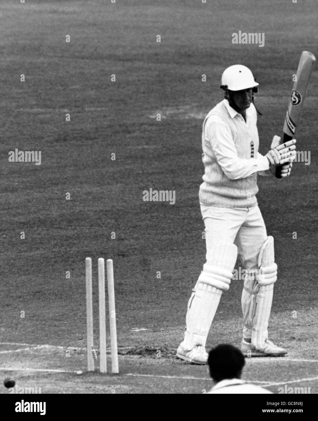 Der englische Schlagmann John Emburey wird von dem Australier Geoff herausgeklatzt Lawson für 20 im zweiten cornhill Testspiel bei Lord's Stockfoto