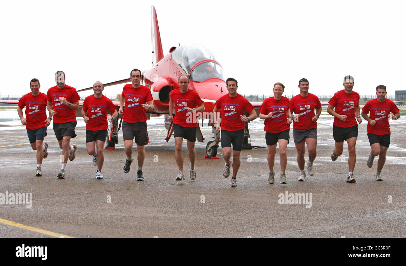 Schwadronchef Ben Murphy, (Front Center) Offizier und Teamleiter des Red Arrows Air Display Teams posiert mit seinem Team, das in diesem Jahr den Virgin London Marathon laufen wird. Stockfoto