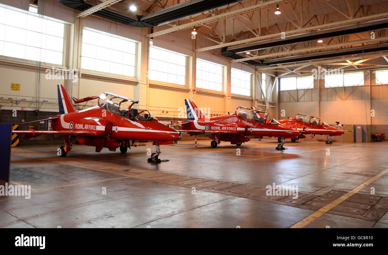 Red Arrows Hawks in einem Kleiderbügel bei RAF Scampton, in Lincolnshire. Stockfoto