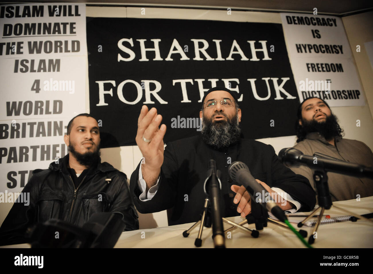 Anjem Choudray (Mitte), der Führer von Islam4UK, hält eine Pressekonferenz in London ab, nachdem Innenminister Alan Johnson heute angekündigt hatte, dass die islamistische Gruppe verboten wird. Stockfoto