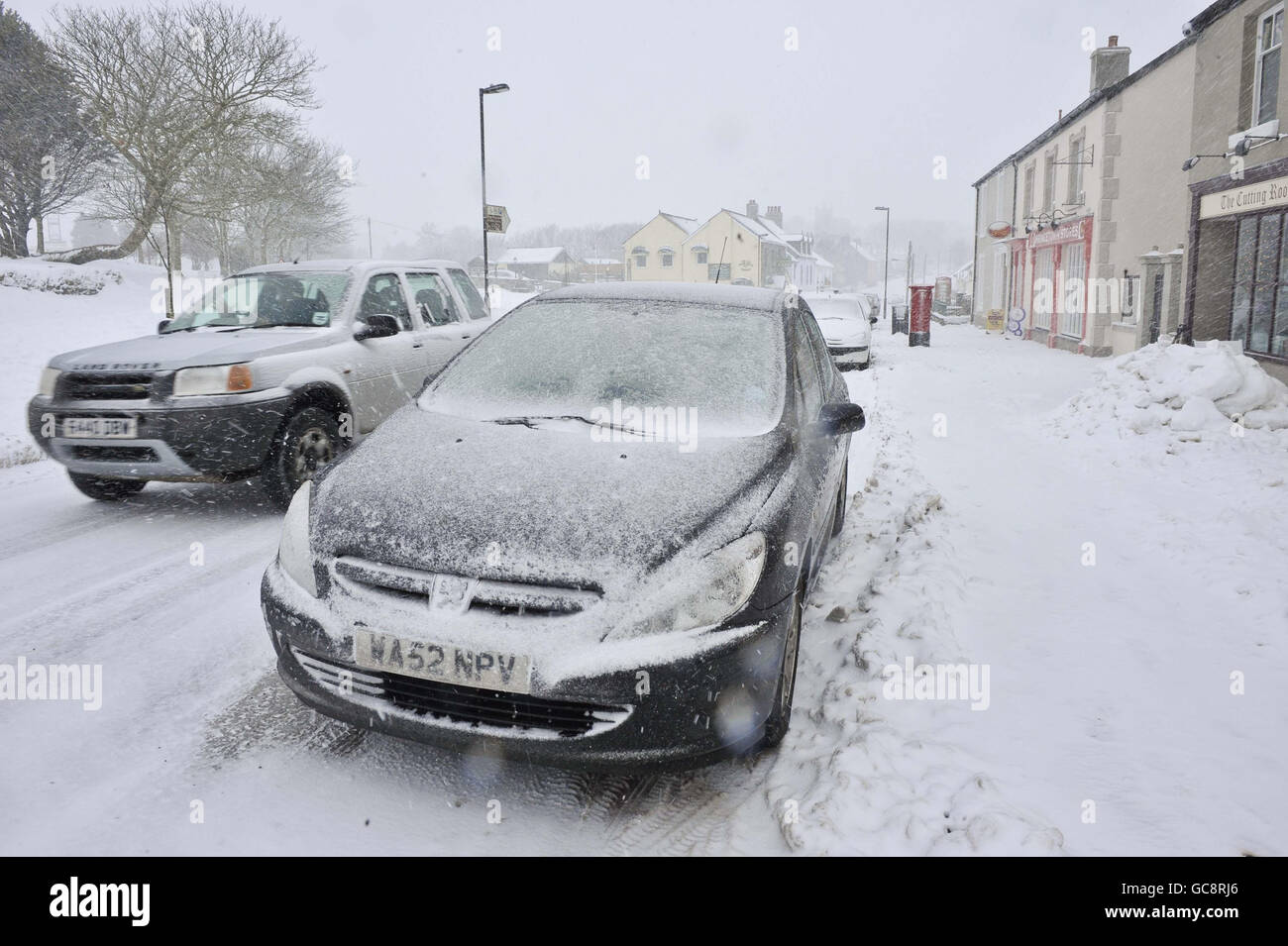 Winterwetter am 12. Januar. Schnee auf Autos, wenn im Südwesten Großbritanniens in der Nähe von Two Bridges, Dartmoor, Devon, ein neuer Schnee fällt. Stockfoto
