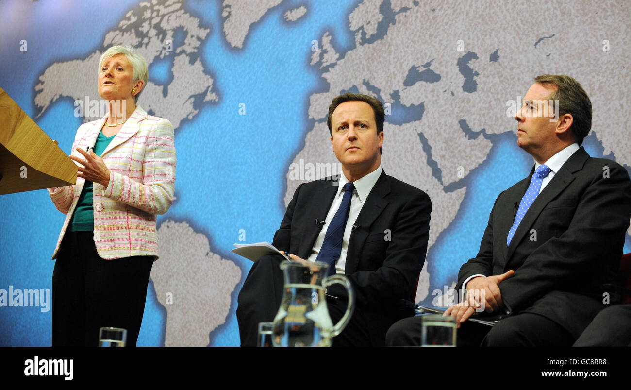 Der konservative Führer David Cameron, Mitte, und Dame Pauline Neville-Jones, die Ministerin für Schattensicherheit, haben heute Morgen im Chatham House in St. James's, London, den konservativen Ansatz für die nationale Sicherheit erläutert, begleitet von Dr. Liam Fox, dem Schattenminister für Verteidigung. Stockfoto