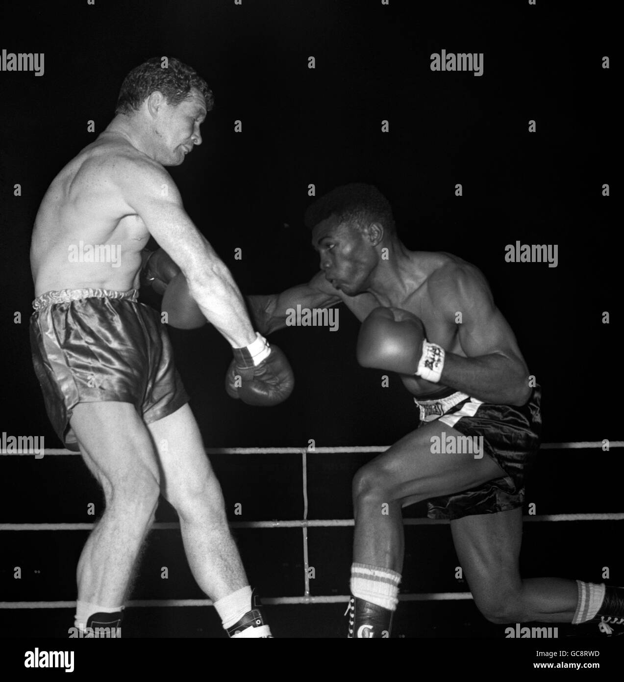 Der britische Mick Leahy (l) im Einsatz gegen Gomeo Brennan (Bahamas) während ihres Kampfes um den vakanten Commonwealth (British Empire) Middleweight Titel in der Wembley Arena. Nach 15 Runden gewann Gomeo Brennan den Kampf mit Punkten. Stockfoto