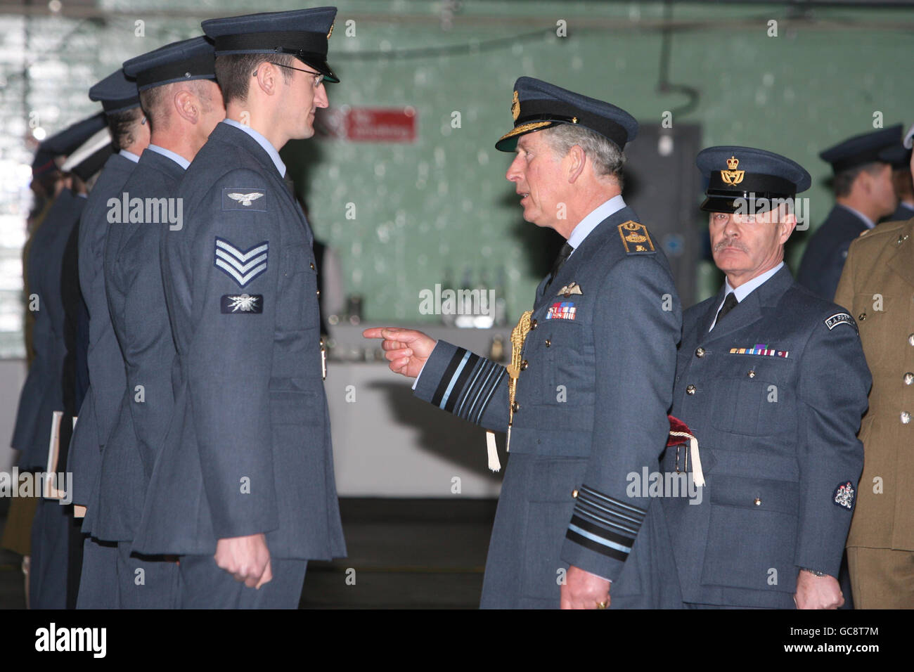 Der Prinz von Wales kommt zu der Abschlussfeier in RAF Shawbury in Shropshire, wo Prinz William einen fortgeschrittenen Hubschrauberlehrgang absolviert hat. Stockfoto
