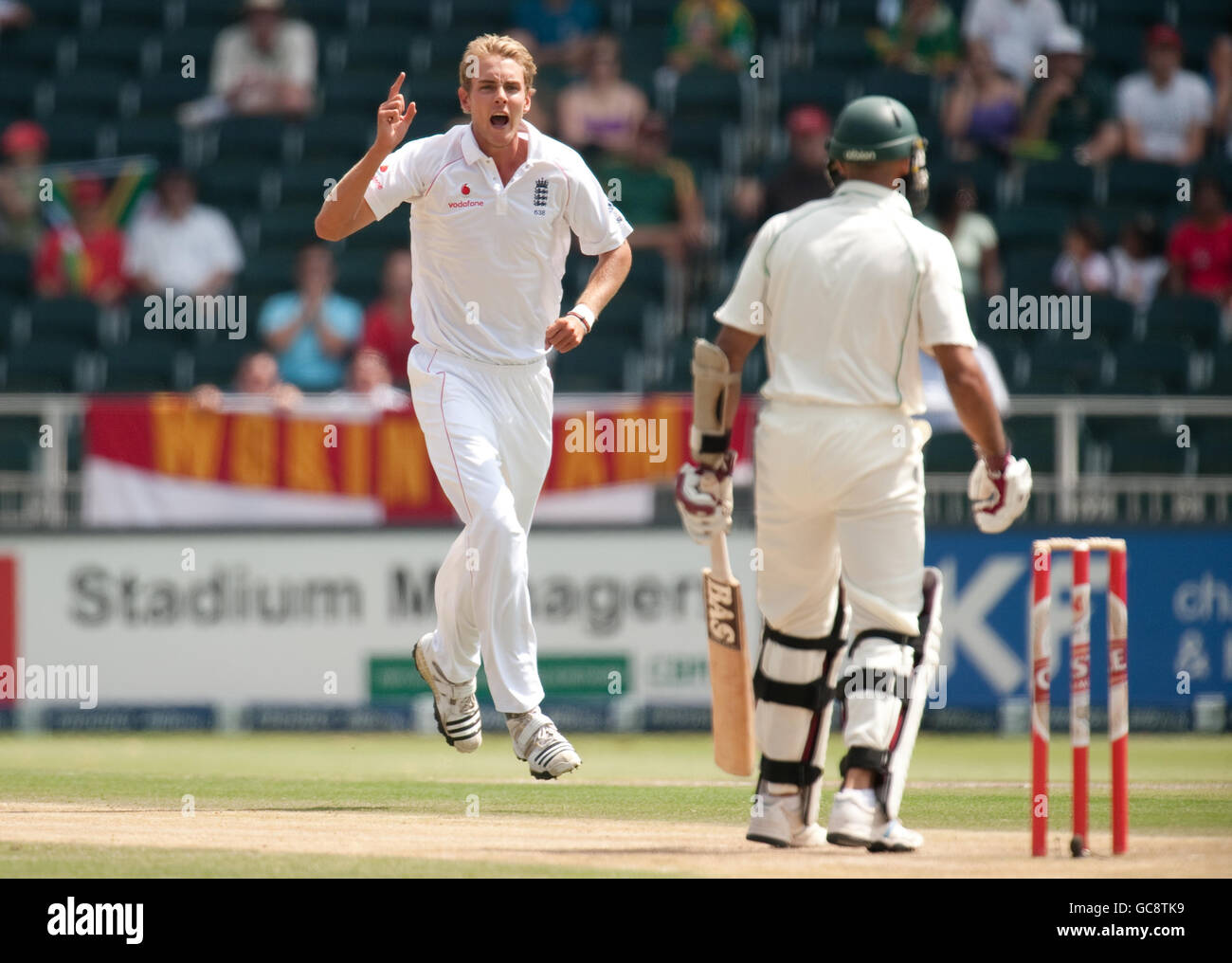 Englands Stuart Broad feiert den Abschwund von Südafrikas Hashim Amla beim vierten Testspiel bei The Wanderers, Johannesburg, Südafrika. Stockfoto