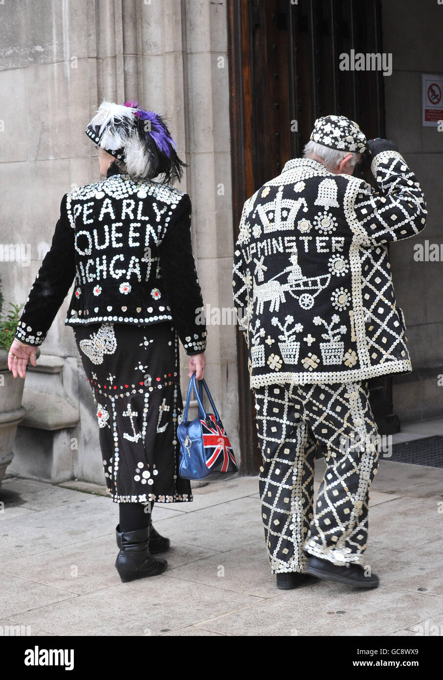 Ein Pearly King und eine Königin kommen zur Trauerfeier des Londoner Stadtschreiers Peter Moore an der St. George's Cathedral, Southwark. Stockfoto
