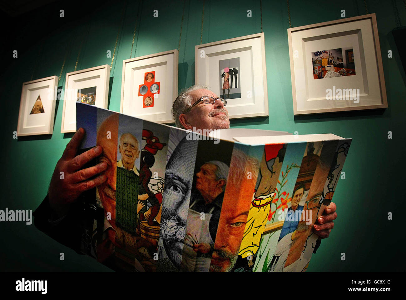 Der gefeierte irische Künstler Robert Ballagh sitzt in der Gorry Gallery in Dublin und hält eine Kopie seiner Biografie mit Originalkunstwerken für jeweils 2,500 Euro. Stockfoto