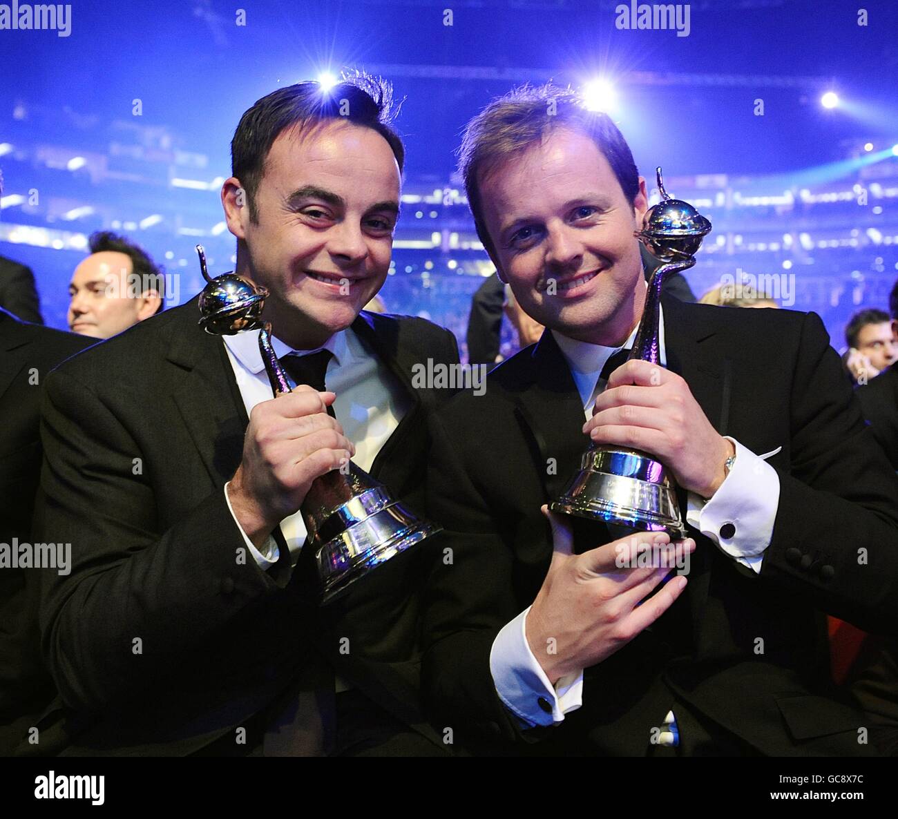 Anthony McPartlin (links) und Declan Donnelly mit ihren Auszeichnungen während der National Television Awards 2010 in der 02 Arena, London. Stockfoto