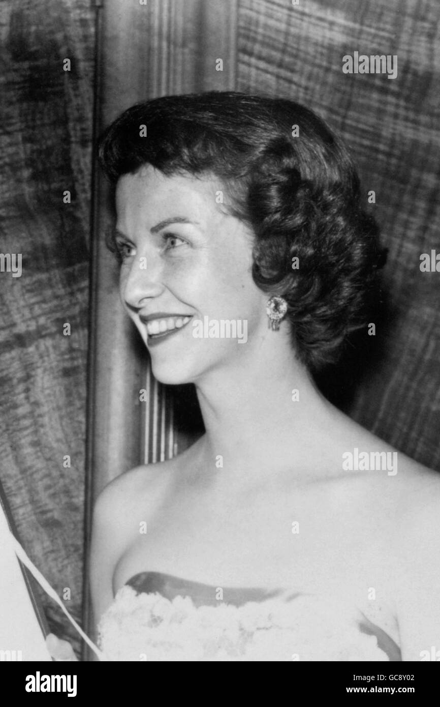 Die amerikanische Schauspielerin Miss Betsy Blair, die für ihre Darbietung in „Marty“ bei den British Academy of Film Awards am Odeon Leicester Square, London, die Auszeichnung als beste ausländische Schauspielerin erhielt. Stockfoto