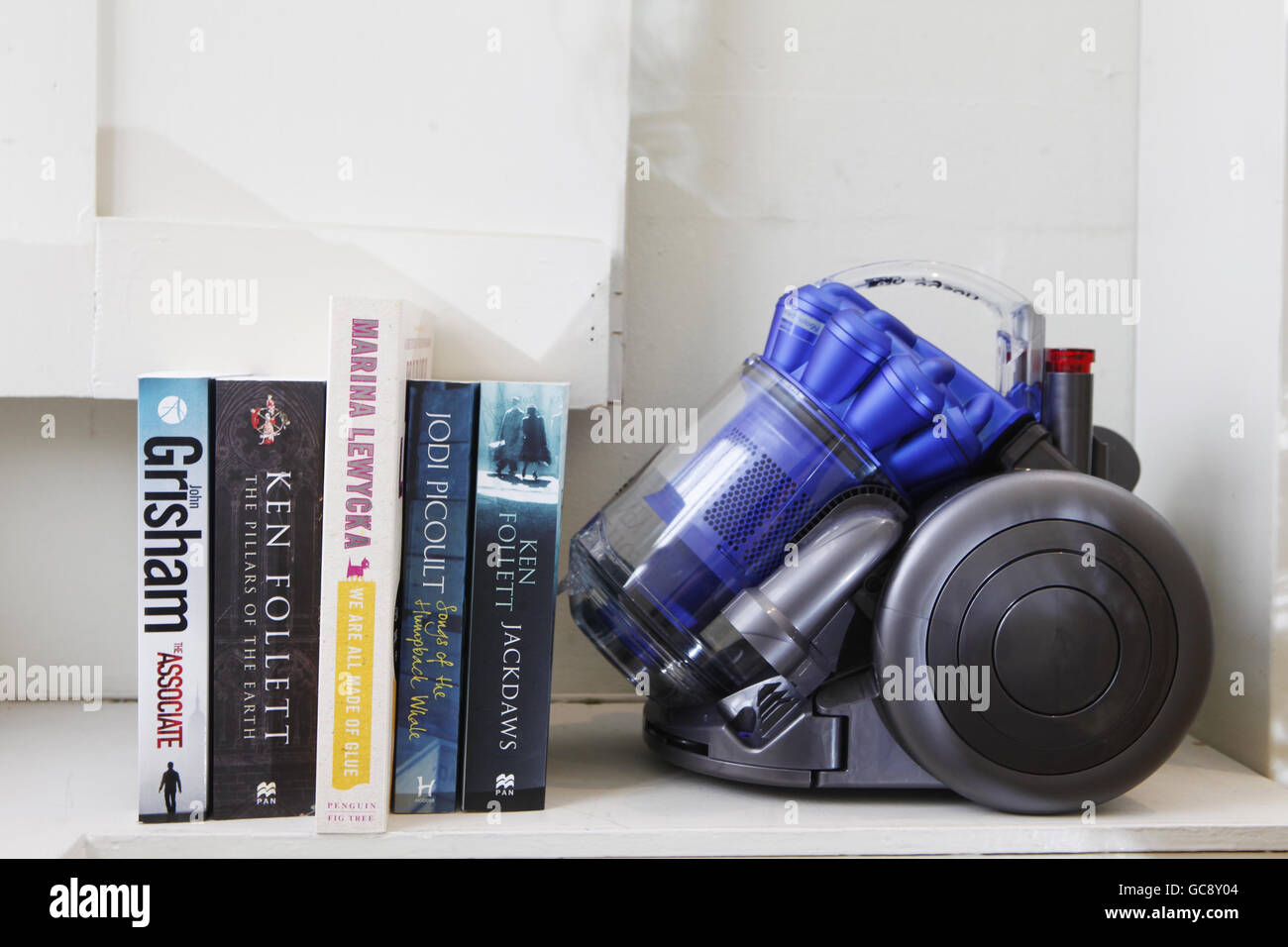 Der neue DC26 Dyson City Staubsauger, ein leistungsstarker, aber kompakter  Zylinder für kleine Räume Stockfotografie - Alamy